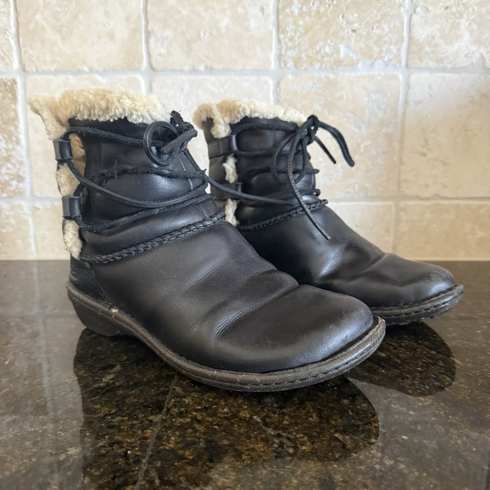 UGG Caspia Boots Black Leather Lined Lace Up Women's Size‎ 7 Booties 1932